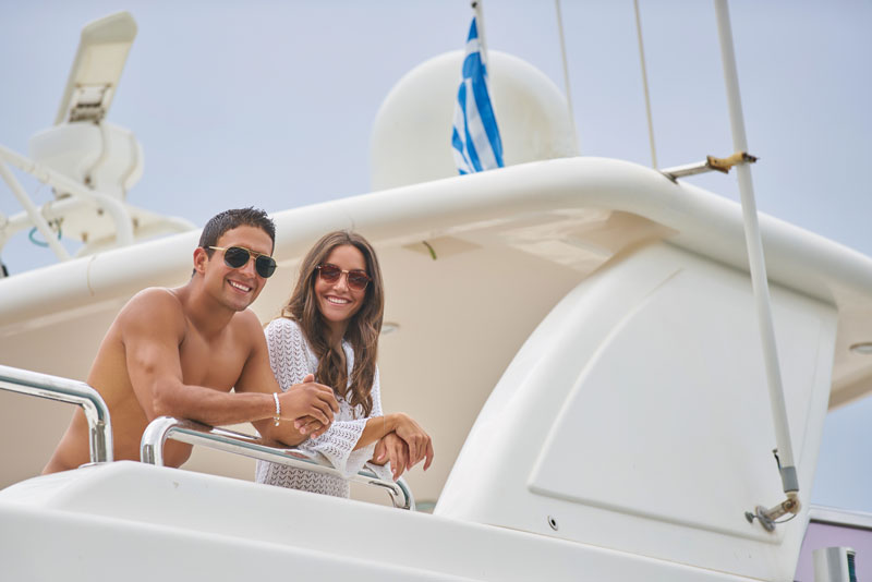 Feliz pareja en un superyate en Grecia