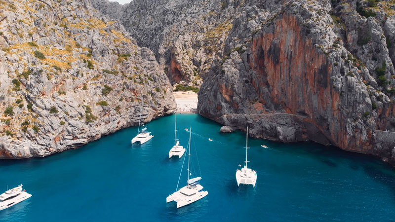 Cala de sa Calobra con anclaje de veleros