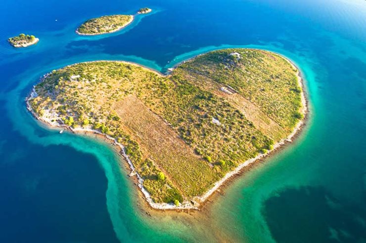 Isla en forma de corazón Galesnjak cerca de Zadar
